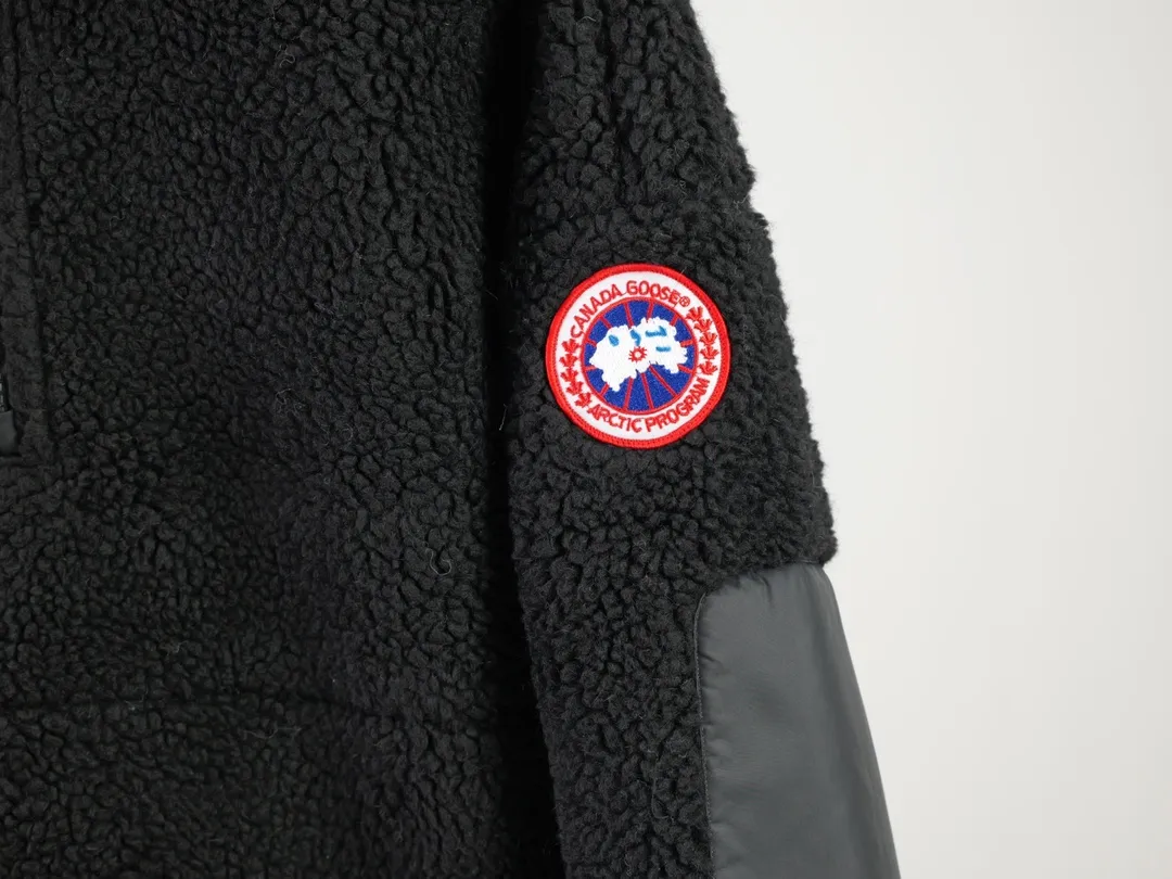 P620 Canada Goose/Canada Goose Lambswool Zip Stand Collar Sweatshirt Simcoe Lambswool Zip Jacket is made of Kind artificial long-hair sherpa. Our new generation of wool fleece helps keep the earth cold and the people on it warm. It features dropped shoulders, a high collar and an adjustable waist hem with internal drawstrings. Standard embroidery color label; top-quality goose Simcoe lambskin color: apricot black size: S M L
